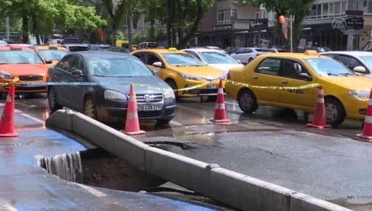 Başkent’te sağanak nedeniyle yol çöktü