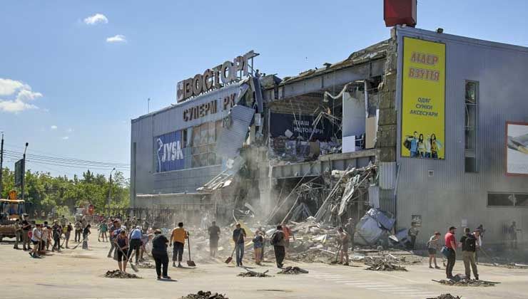 Rusya, Harkov’da AVM’yi hedef aldı