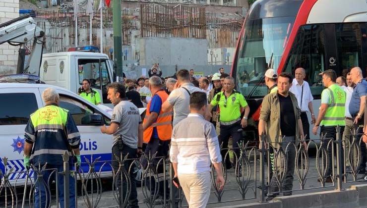 Laleli’de tramvay ile polis aracı kafa kafaya çarpıştı:3 polis yaralı