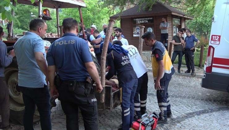 En acı kare: Yaralı babasını traktör sepetinde taşıdı!