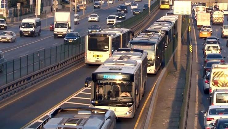 Beylikdüzü’nde metrobüs arızalandı yolcular duraklara yığıldı