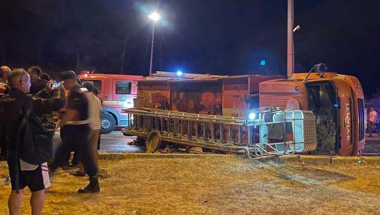 Muğla’da itfaiye ekibi yangına giderken kaza yaptı 2 yaralı