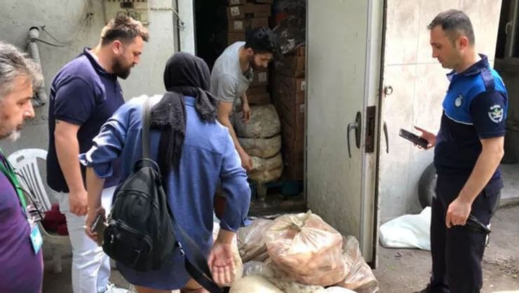 Et işleme tesisine şok baskın! 3 ton eti yerlerden topladılar