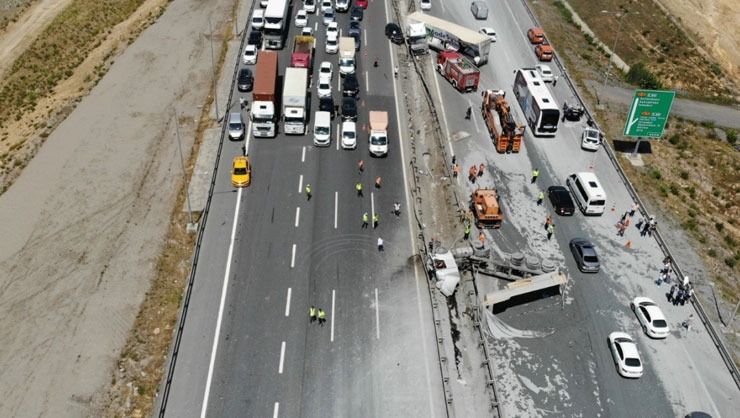 Pendik’te çimento yüklü kamyonla tır çarpıştı: 3 ağır yaralı