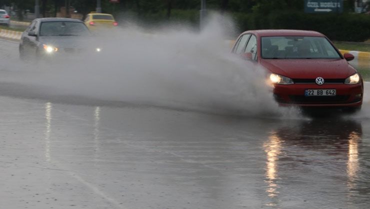 Edirne’de şiddetli yağış sonrası yollar göle döndü