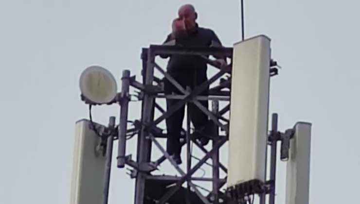 İntihar etmek için baz istasyonuna çıktı, ekipler sayesinde kurtuldu