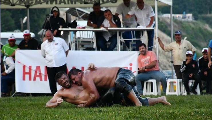 400 güreşçinin katıldığı Hüseyin Pehlivan Yağlı Güreşleri’nin şampiyonu Recep Kara oldu