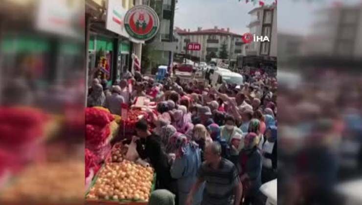 İndirimli şeker alabilmek için vatandaşlar birbirlerini ezdi