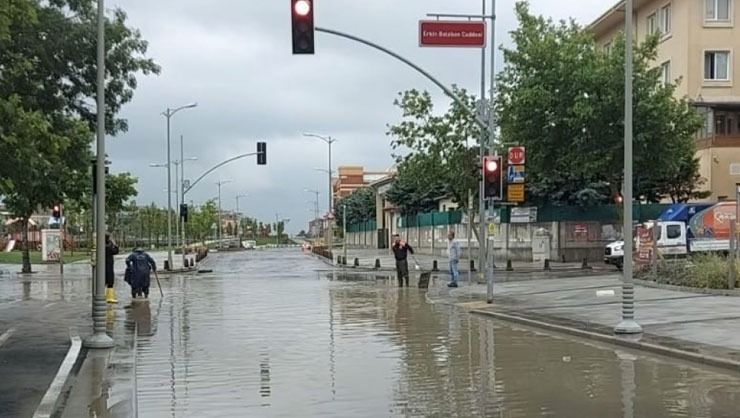 Silivri’de sağanak yağış su baskınlarına neden oldu
