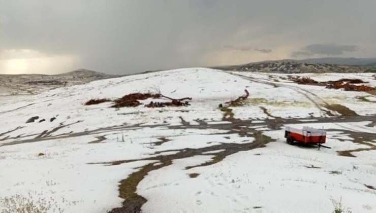Yozgat’a dolu yağdı, beyaza bürünen köy kış manzarasını aratmadı