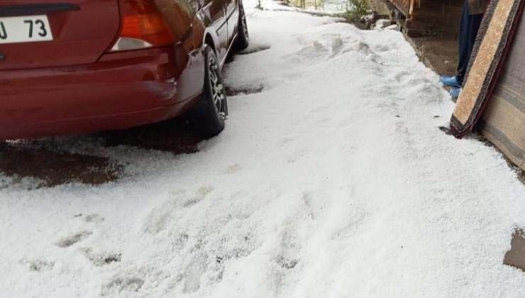 Yozgat’a dolu yağdı, beyaza bürünen köy kış manzarasını aratmadı