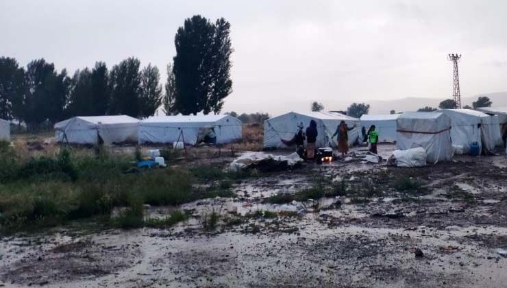 Çadır alanını sel bastı, 30 kişi ölümden döndü
