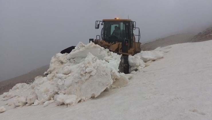 Mersin’de Yörüklerin yolları kardan temizleniyor