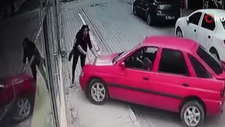 Kontrolden çıkan otomobil kaldırımda yürüyen kadına çarparak vitrine soktu