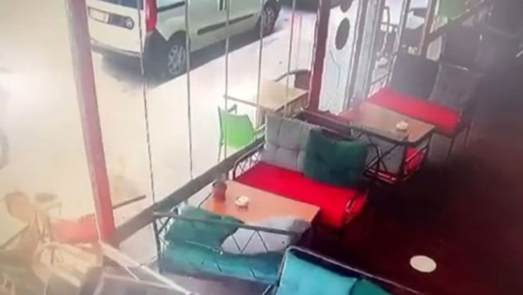 Polisten kaçan ehliyetsiz sürücü kafeye daldı; o anlar kameraya yansıdı