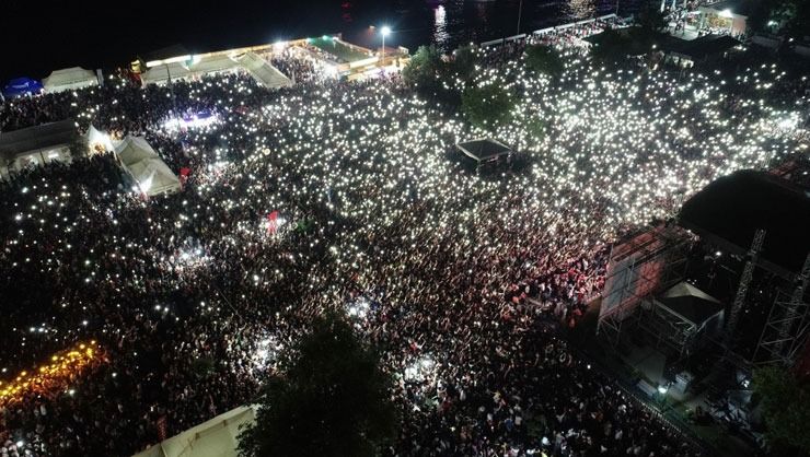 210 binlik şehre 2 buçuk milyon misafir geldi, adım atılacak yer kalmadı