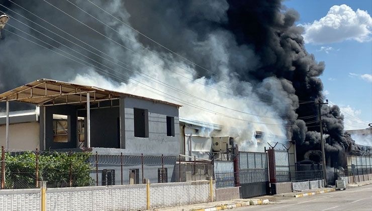 Kozmetik fabrikasında yangın: Çok sayıda yaralı var