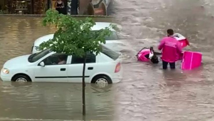 Adana sele teslim: Sağanak yolları göle çevirdi, araçlar yollarda kaldı