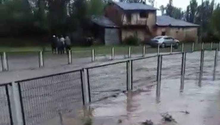 Sivas’ta sel dereleri taşırdı