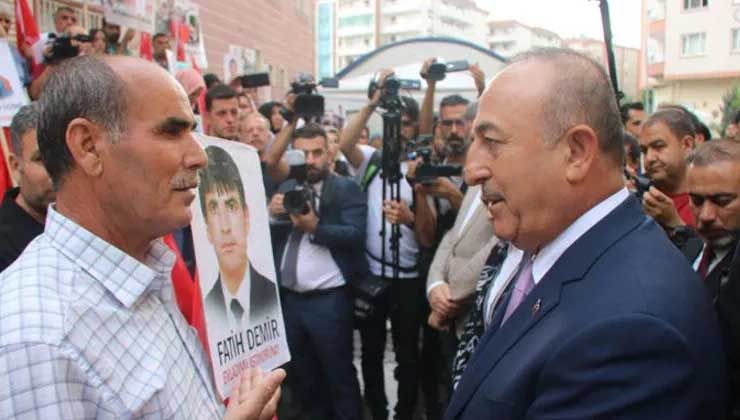 Dışişleri Bakanı Çavuşoğlu evlat nöbetindeki ailelerle bir araya geldi