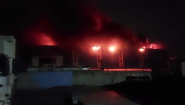 Gebze’de toz boya fabrikası alev alev yandı