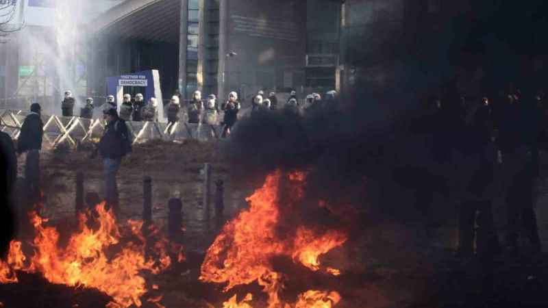 Avrupa Parlamentosu’nun önü savaş alanına döndü