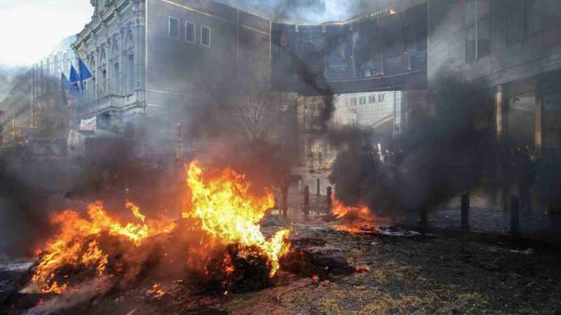 Avrupa Parlamentosu’nun önü savaş alanına döndü