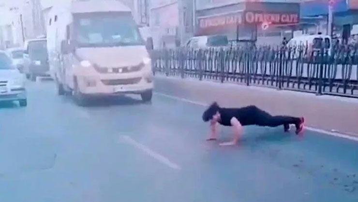 ‘Pes’ artık! TikTok videosu uğruna yol ortasında şınav çekti