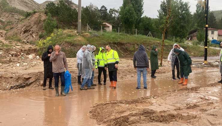 Yarım saatte metre kareye 30 kilo yağış düştü, caddeler göle döndü