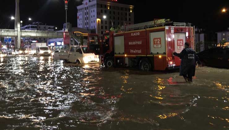 Elazığ’da sağanak biranda bastırdı, yollar trafiğe kapatıldı