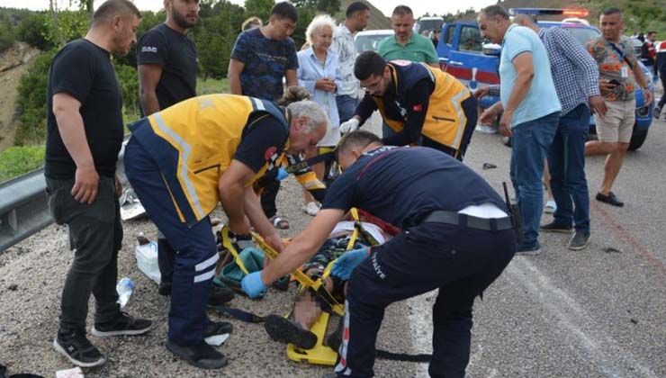 Denizli’den Antalya’ya giden tur midibüsü devrildi: 1 ölü, 22 yaralı