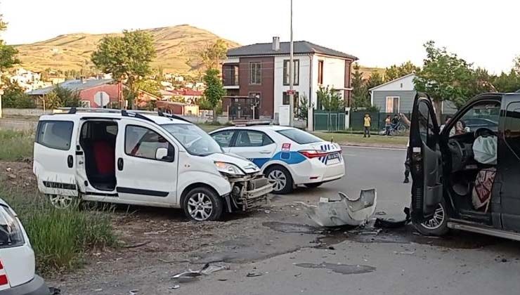 Araçlar kafa kafaya çarpıştı, 6 yaralı