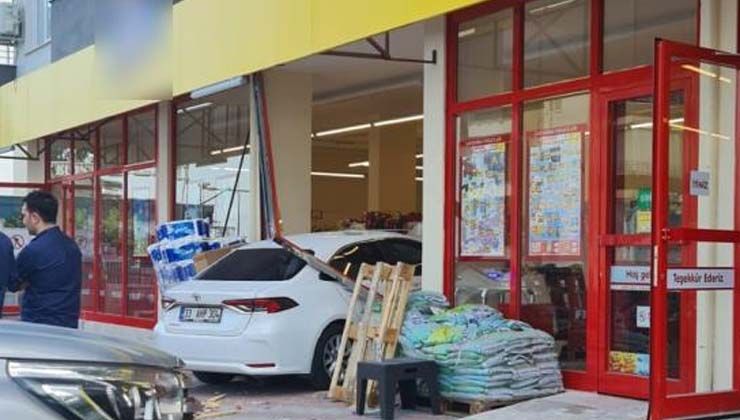 Fren yerine gaza basınca markete girdi