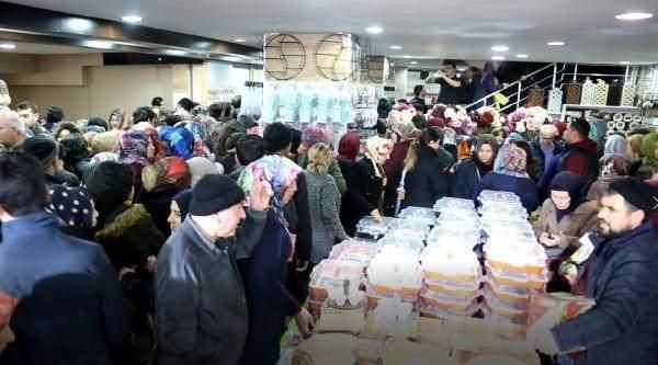 Korona uyarılarına aldırış etmeden izdiham oluşturdular