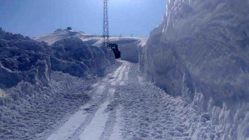Yüksekova’da 4 metrelik kar tünellerinde çalışma