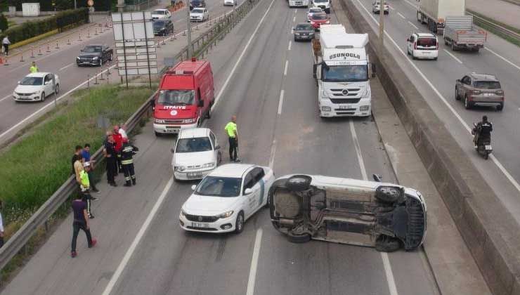 Kocaeli’de otomobil iki araca çarptı