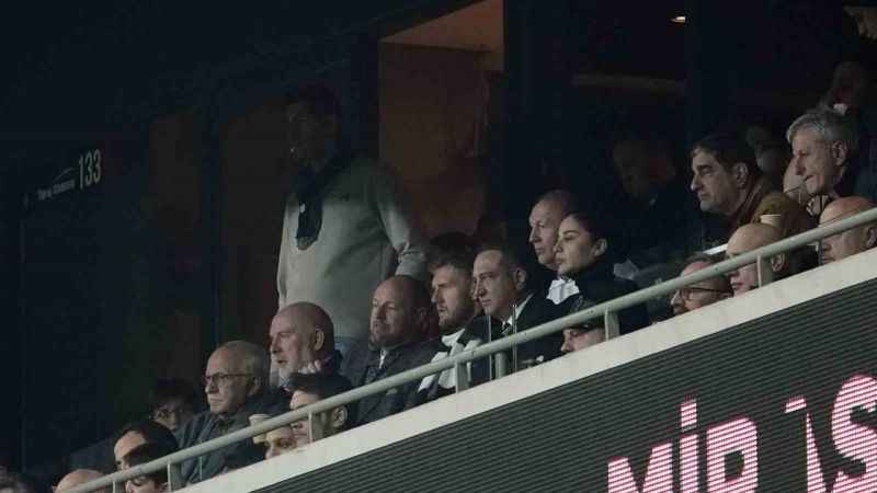 Beşiktaş’ın yeni transferi Joe Worrall, Trabzonspor maçını tribünden takip etti