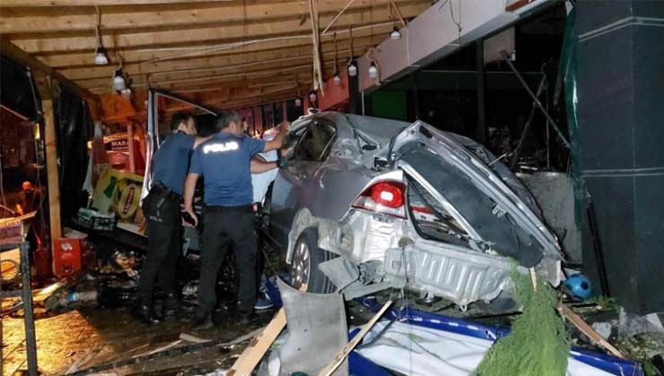 Kontrolden çıkan otomobil takla atarak dükkana girdi girdi: 2 ölü