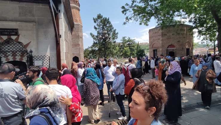 YKS’ye girecek adaylar Hacı Bayram-ı Veli Türbesi’ne akın etti