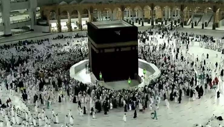 Suudlardan şaşırtan uygulama! Beytullah’a dokunmak yasaklandı