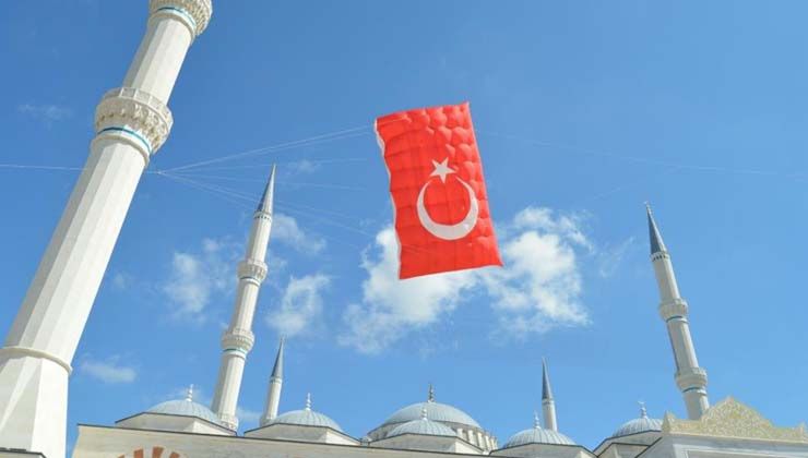 Dev Türk bayrağı uçurtması Çamlıca Camii’nde havalandı