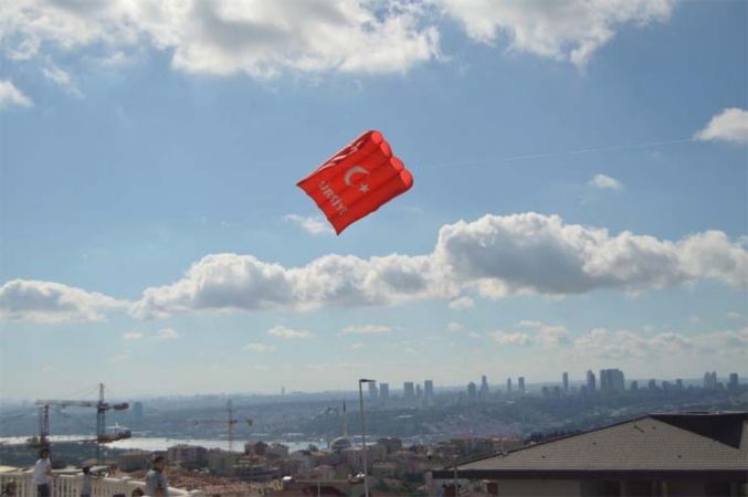 Dev Türk bayrağı uçurtması Çamlıca Camii’nde havalandı