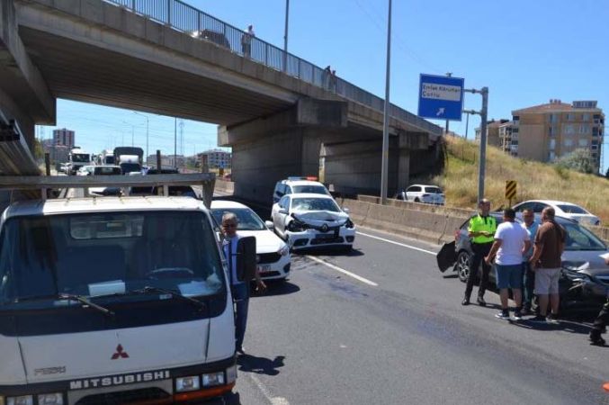 Kamyonet kasasından yola fırlayan demirler faciaya yol açıyordu