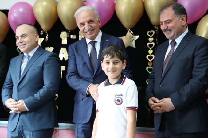 Başkan Yıldırım öğrencilerin karne heyecanına ortak oldu