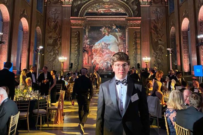 Uluslararası Gençlik Ödül Programı’nın Londra’da düzenlenen “Yüzyılın Kutlaması” etkinliğinde Türkiye’yi lise öğrencisi Bora Tezkan temsil etti