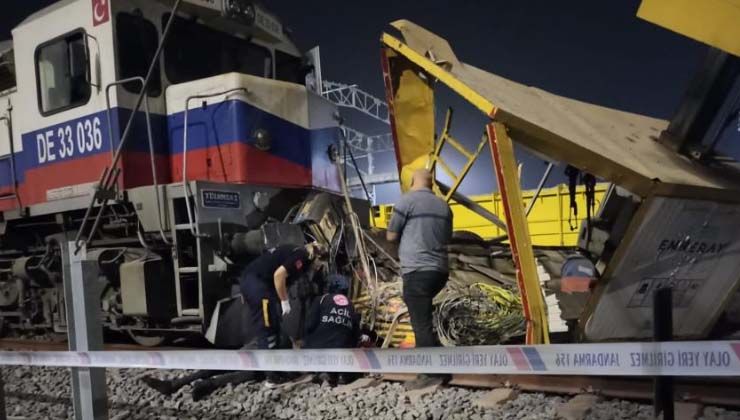 Demiryoluna elektrik hattı döşeyen işçilere sürücüsüz lokomotif çarptı!