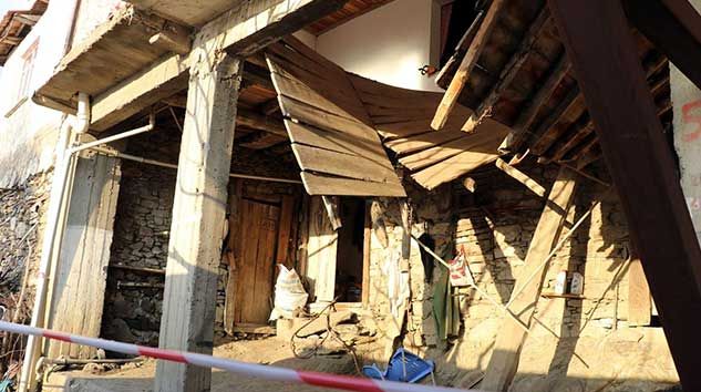 Düğün evinin çatısı çöktü, apar topar hastaneye kaldırıldılar!