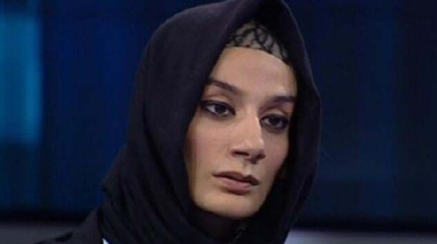 Esra Elönü kimdir babası umre dönüşü neden vefat etti