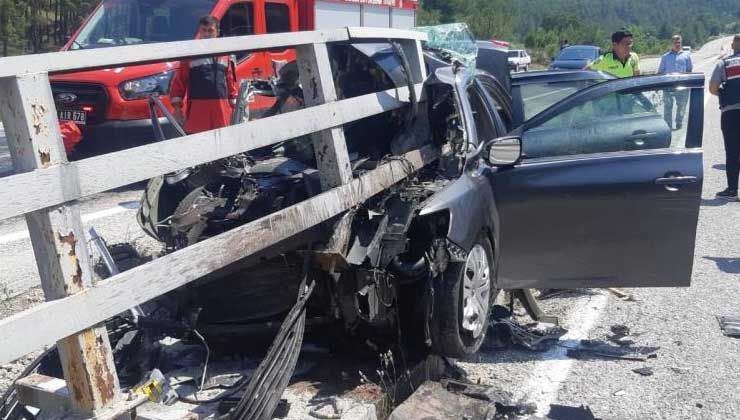 Otomobil köprüye ok gibi saplandı: Yaralılar var