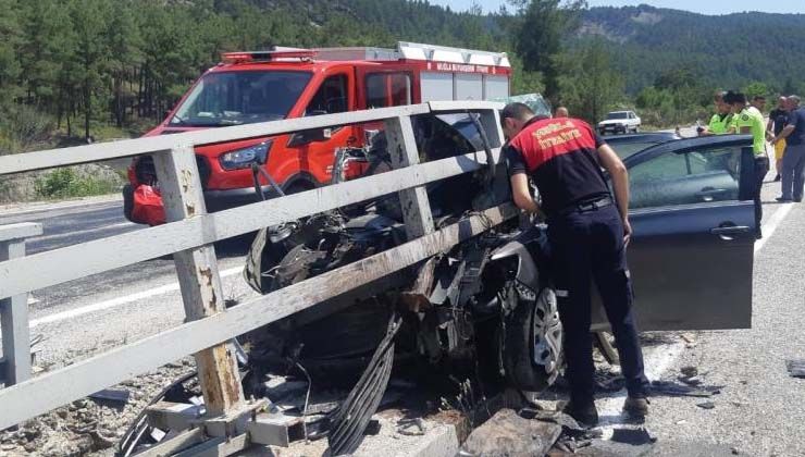Muğla’da otomobil köprüye ok gibi saplandı: 3 yaralı
